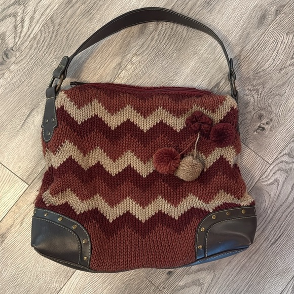 Vintage Y2K Chevron Knit Shoulder Bag with Faux Leather Accents - Picture 2 of 5